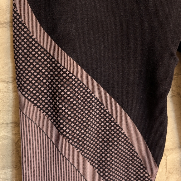 Fabletics Dark Leggings - Picture 2 of 4